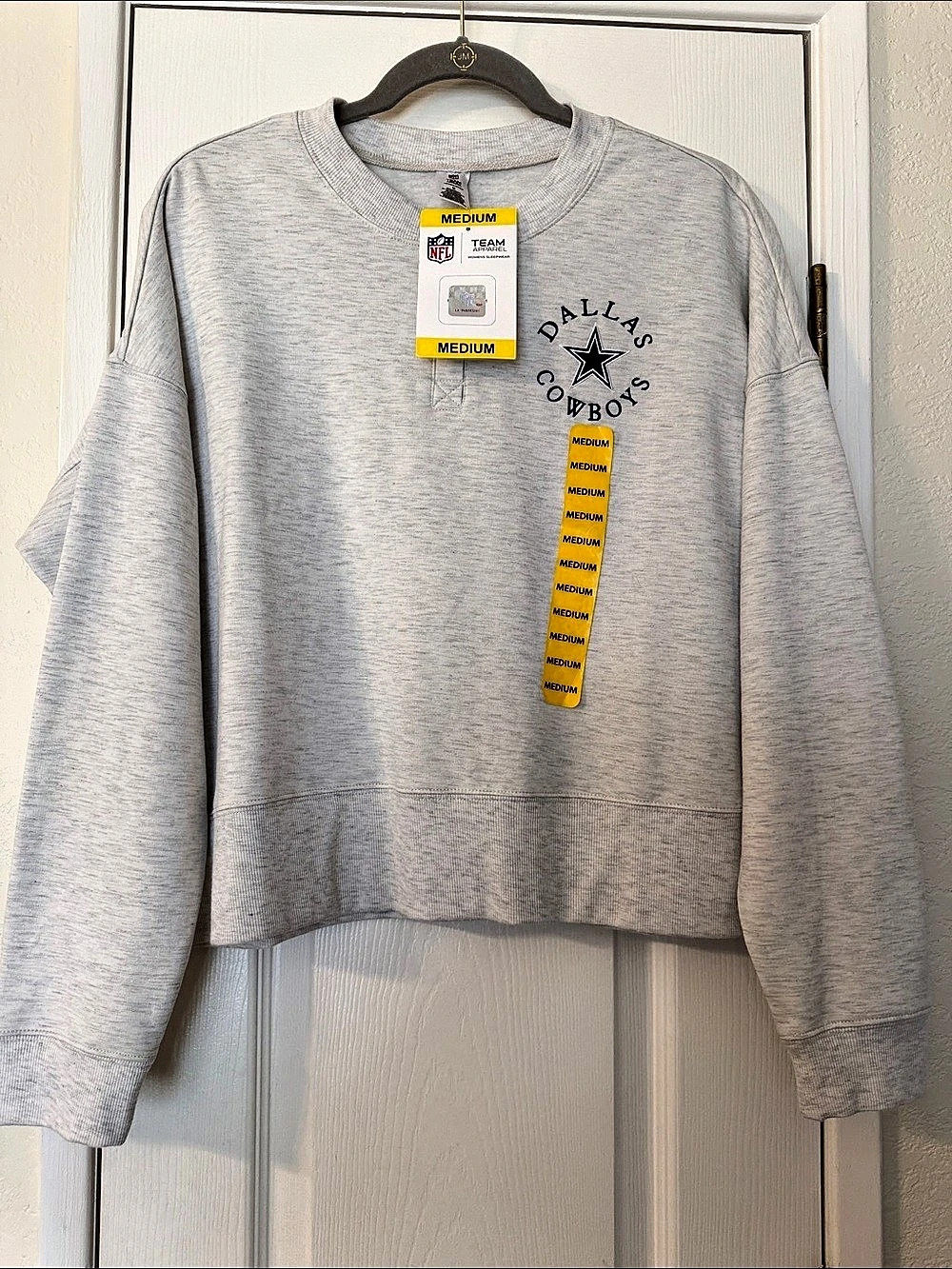 NWT Women’s NFL Dallas Cowboys cropped Pullover size Medium